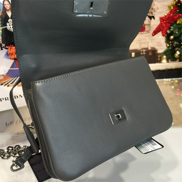 Pra*a metal closure 3924 23.5cm x 4.5cm x 15cm