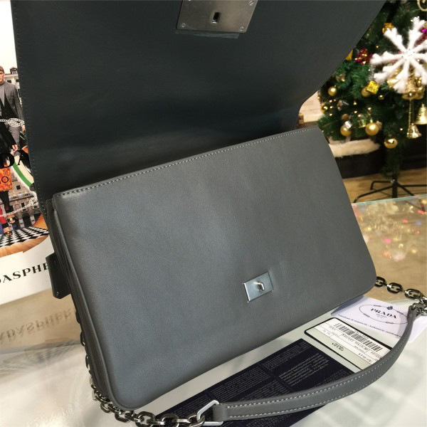 Pra*a metal closure 3909 30.5cm x 4.5cm x 19cm