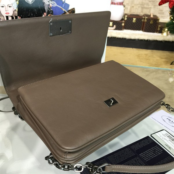 Pra*a metal closure 3913 30.5cm x 4.5cm x 19cm