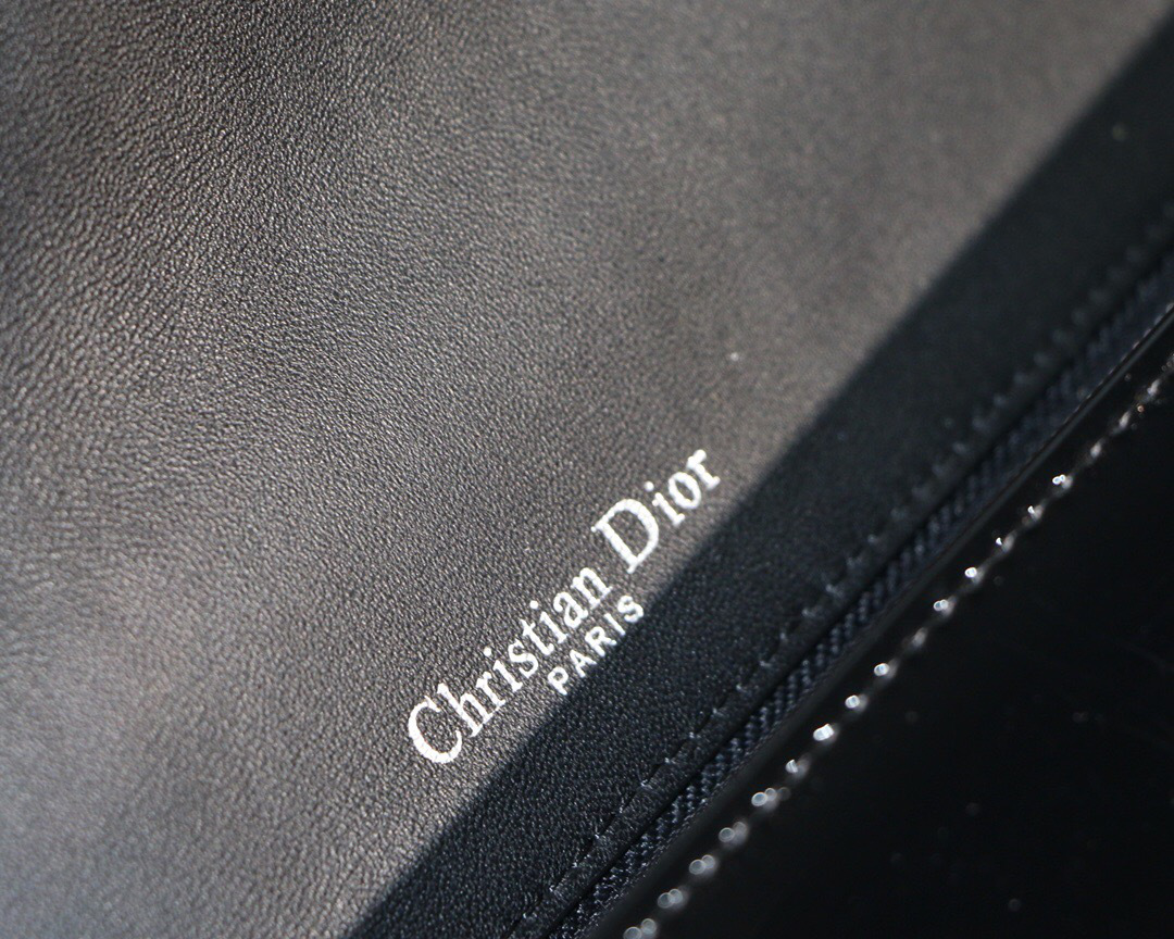 D10r metallic gypsum plaid pattern calfskin clamshell tote black 25 x 15.5 x 8 cm