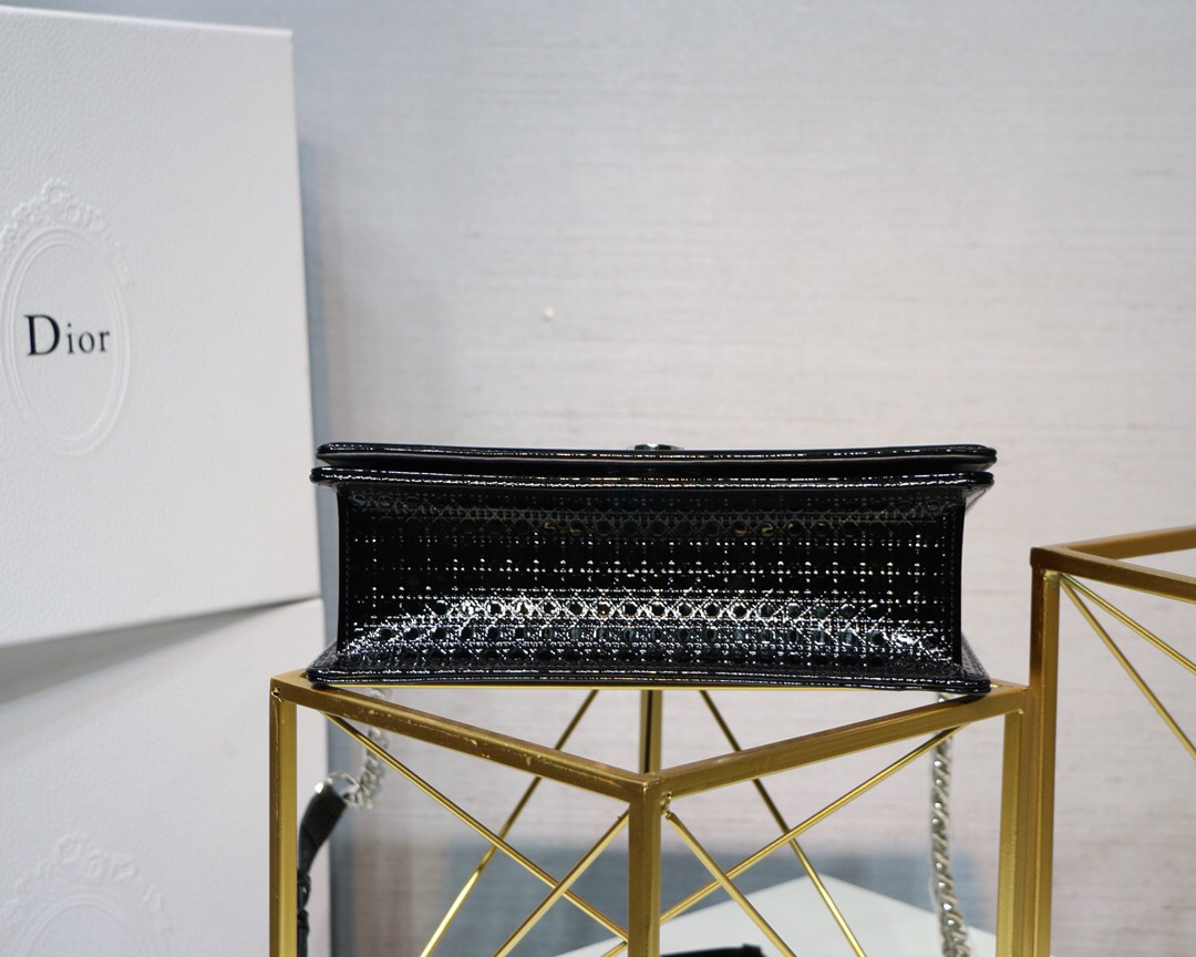 D10r metallic gypsum plaid pattern calfskin clamshell tote black 25 x 15.5 x 8 cm