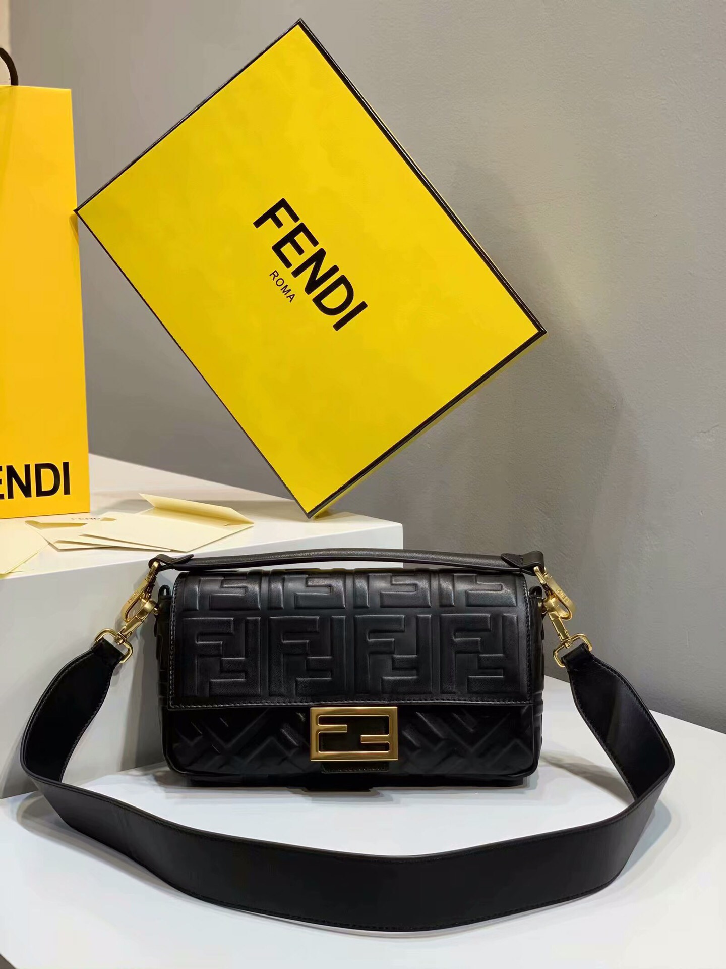 F**di clam crossbody tote medium black 26 x 5 x 15cm