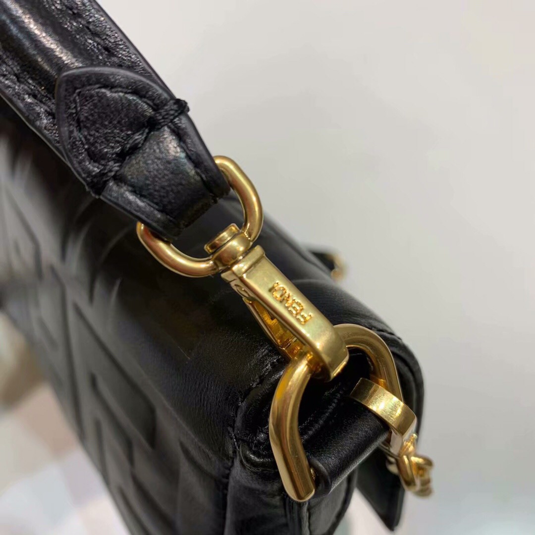 F**di clam crossbody tote medium black 26 x 5 x 15cm