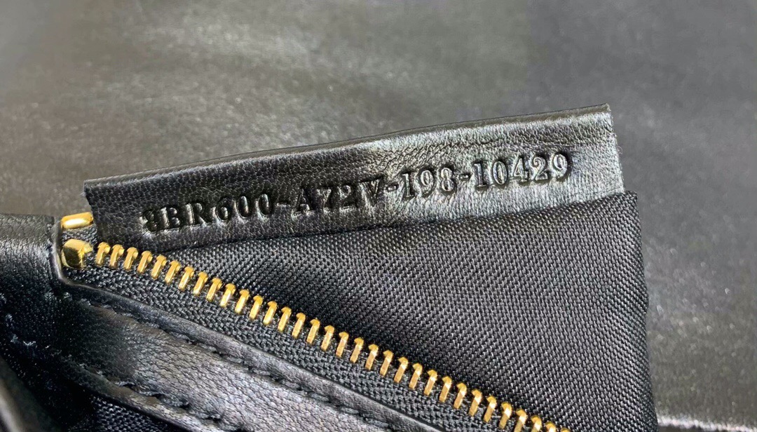 F**di clam crossbody tote medium black 26 x 5 x 15cm