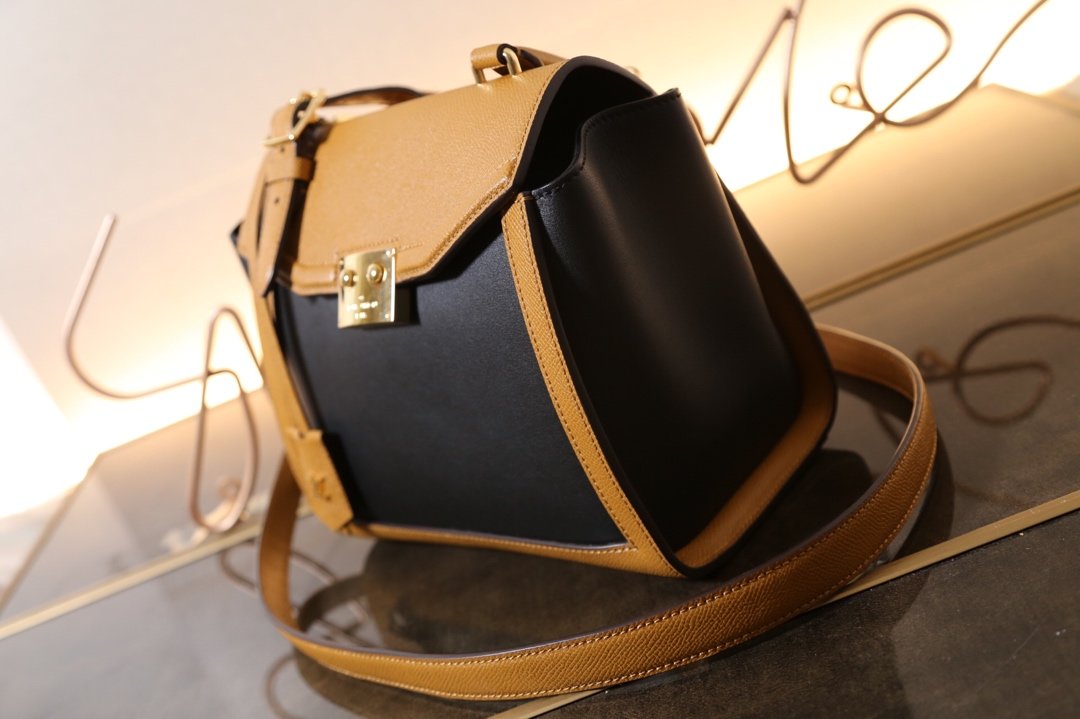 LV arch handbag yellow 22*20*3cm