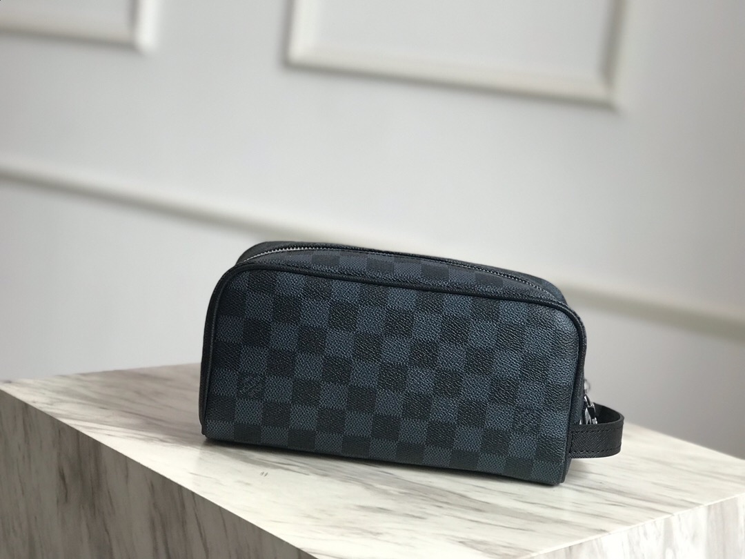 LV man toiletry bag n50000 22.5 x 11.5 x 9.5 cm