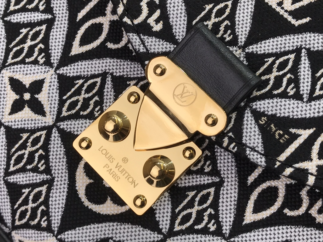 LV since 1854 pochette metis m57272 25x19x7cm