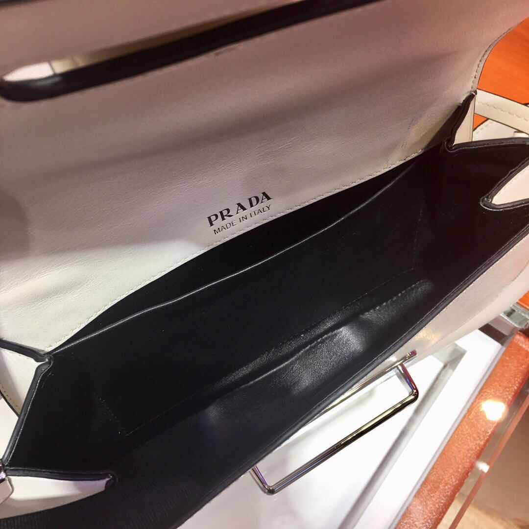 Pra*a sidonie shoulder bag in white 28*18*4cm:28*18*4cm