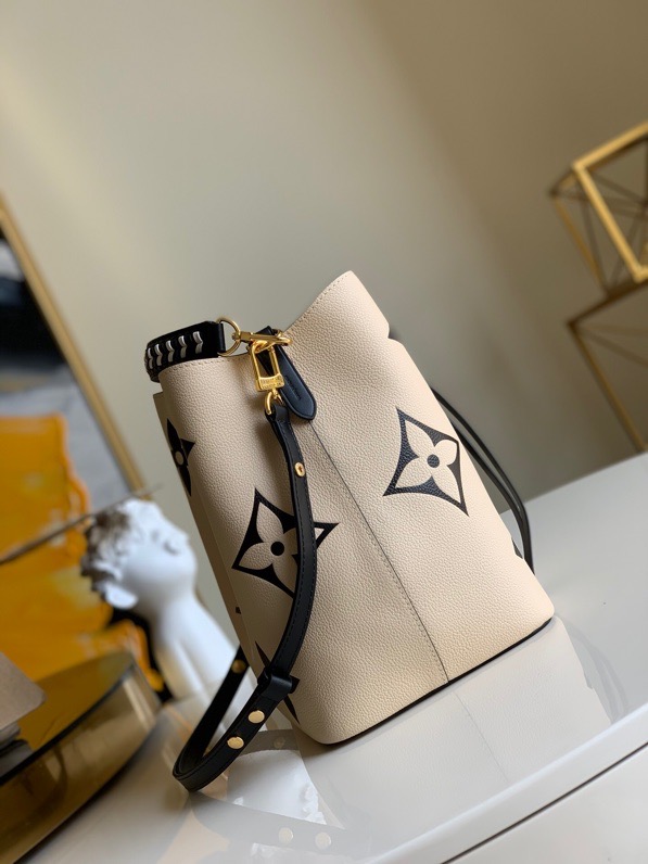 LV CRAFTY NÉONOÉ MM M56889 26 cm
