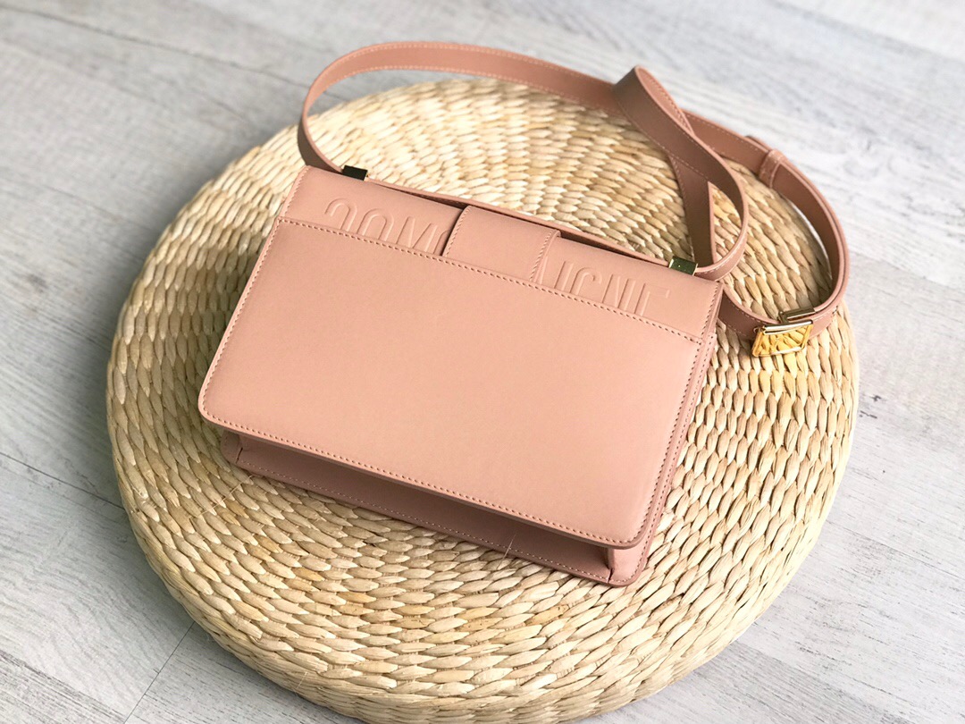 D10r 30 montaigne bag latte box calfskin pink m9203umos 24 x 17 x 8 cm