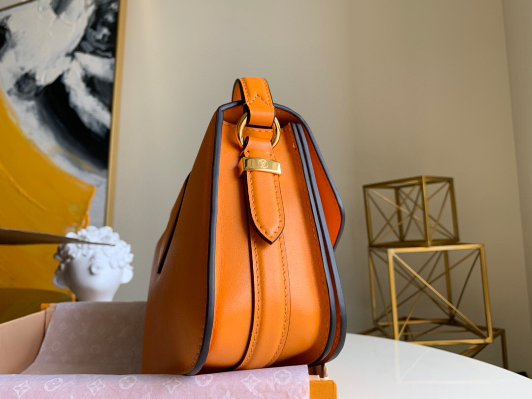 l0vis Vvtt0n lv pont 9 calfskin leather summer gold m55946 23.0 x 15.0 x 8.0 cm