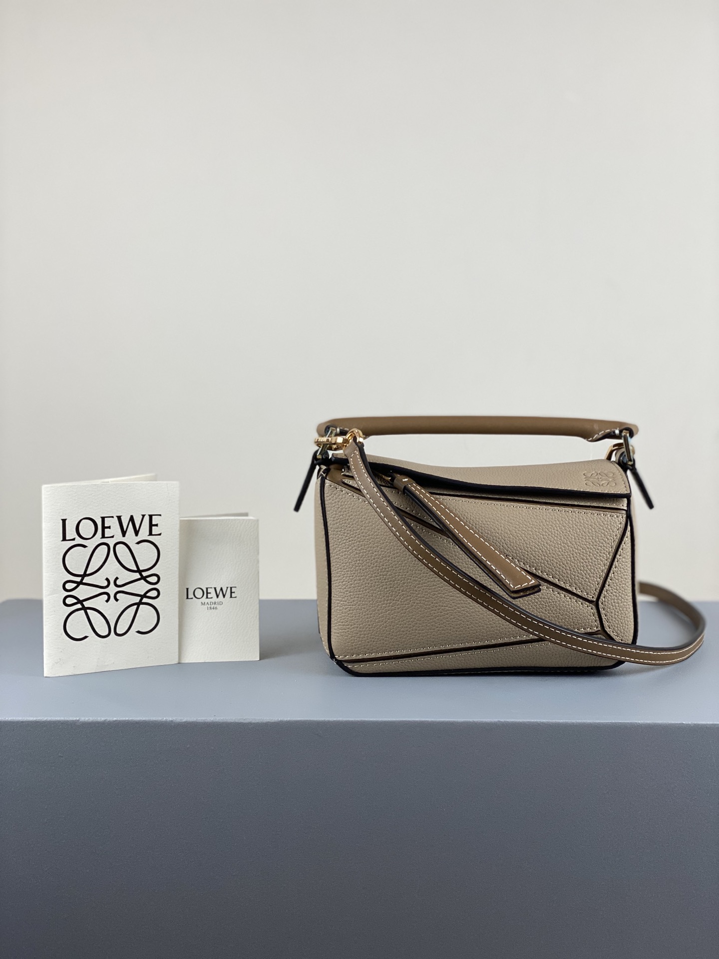 L0ew* mini puzzle bag in soft grained calfskin sand a510u95x27 18 x 12.5 x 8 cm