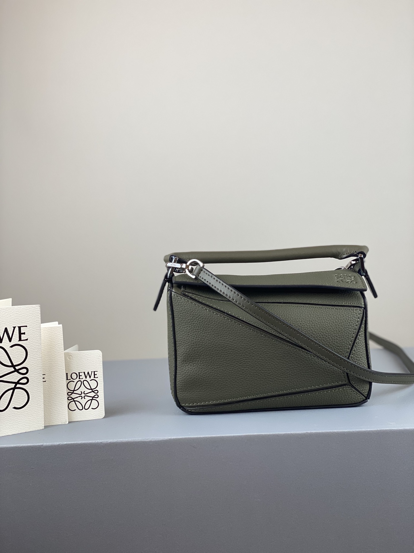 L0ew* mini puzzle bag in classic calfskin khaki green 322.30.u95 18 x 12.5 x 8 cm