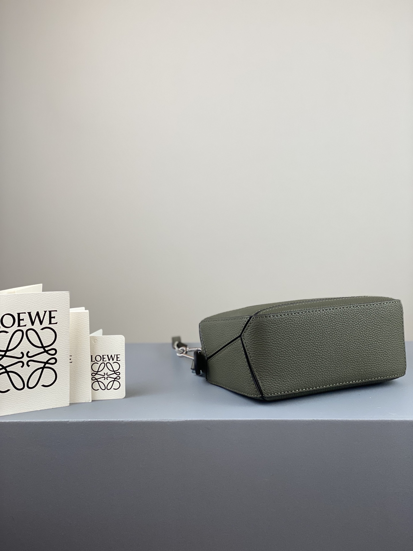 L0ew* mini puzzle bag in classic calfskin khaki green 322.30.u95 18 x 12.5 x 8 cm