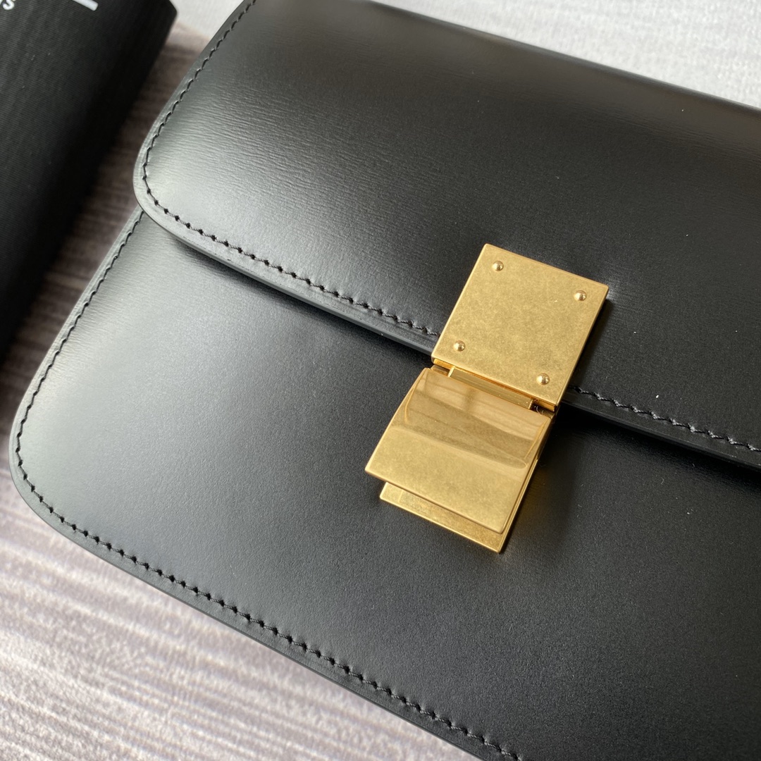 Ce1i*e small classic bag in box calfskin black 189183dls 18 x 15 x 6  cm