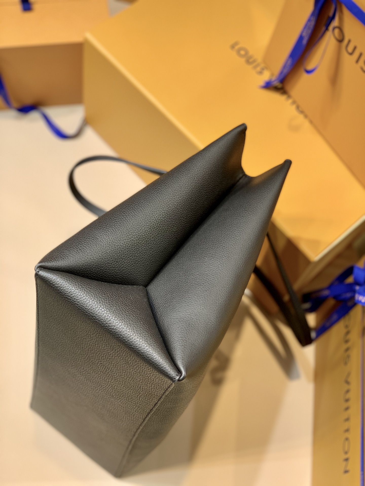 l0vis Vvtt0n lockme shopper leather black m57345 42.0 x 28.0 x 15.0 cm