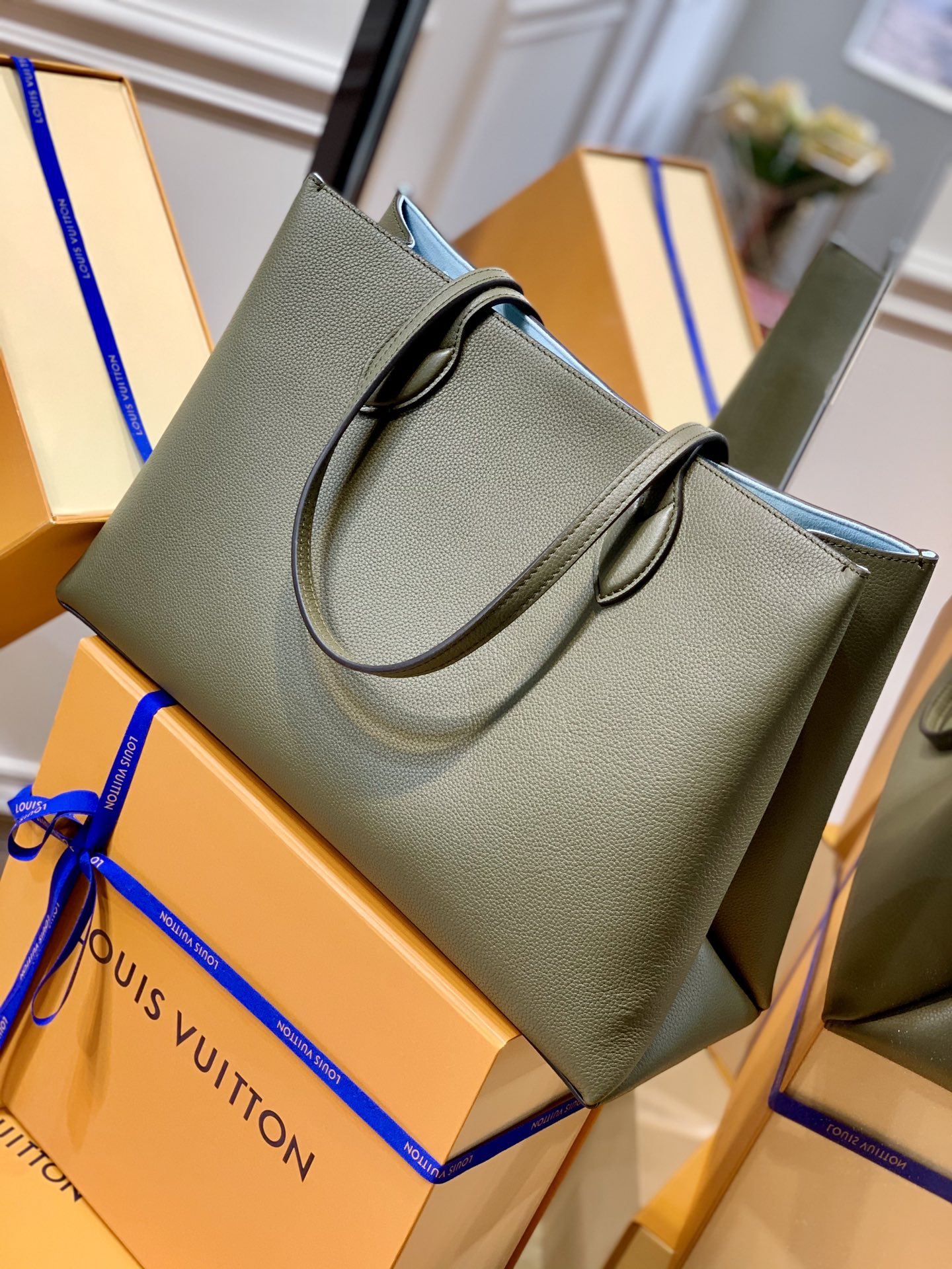 l0vis Vvtt0n lockme shopper leather khaki m57508 42.0 x 28.0 x 15.0 cm