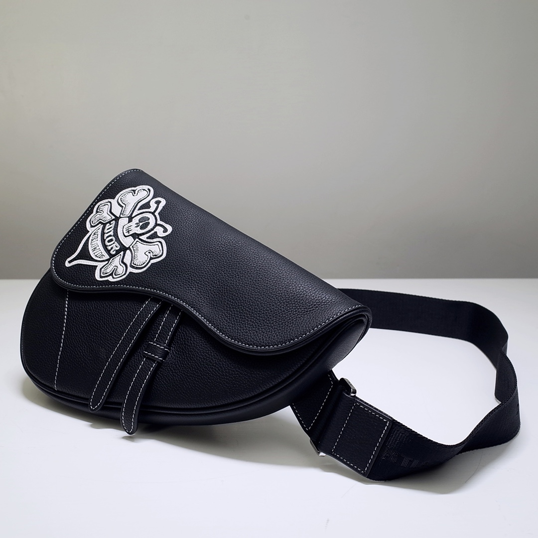 D10r pre-fall 2020 designs with artful editorial saddle bag 20 x 28.6 x 5 cm