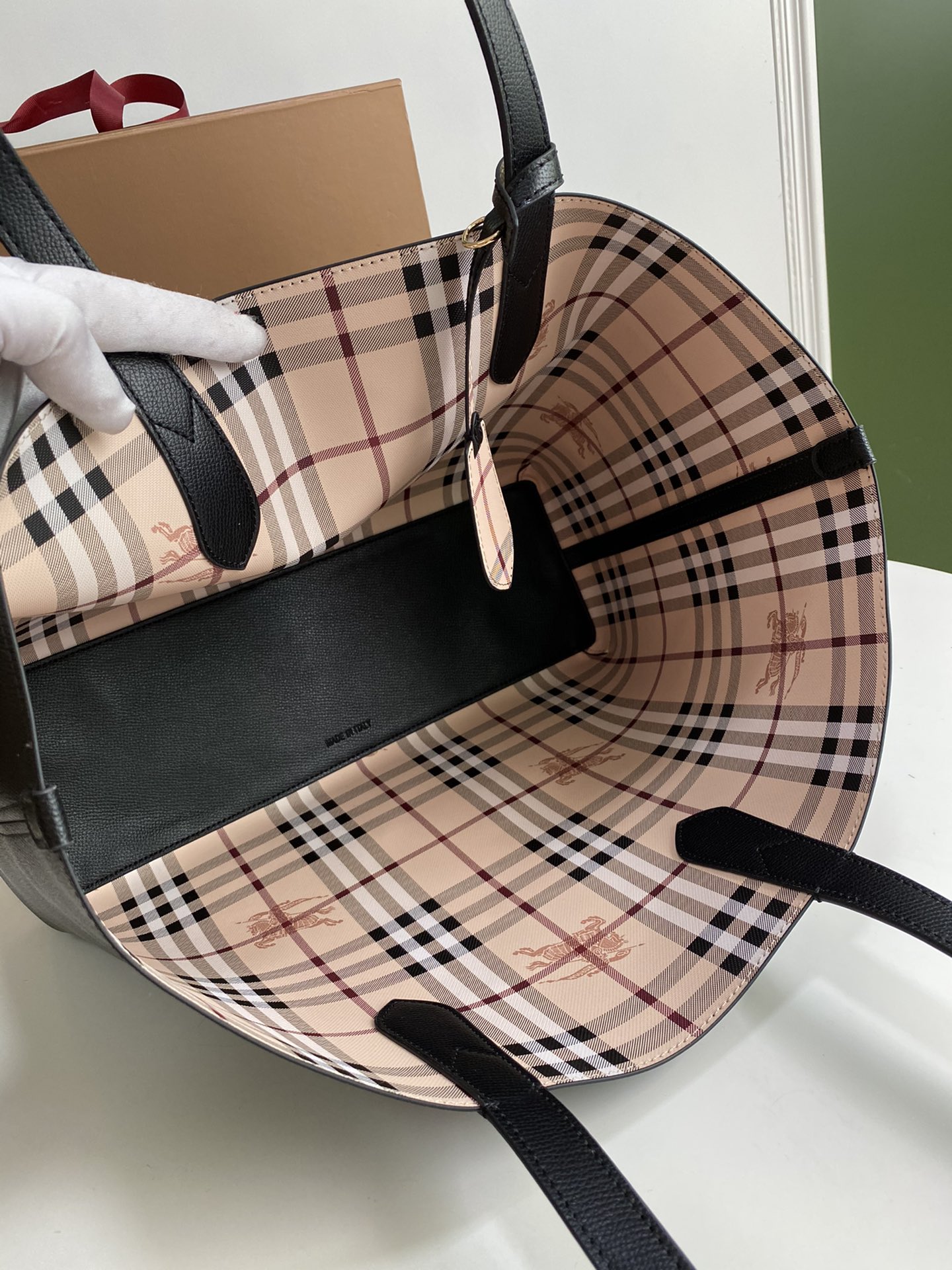 Bv*b*rry the reversible tote in vintage check black 35-46 * 30 * 12 cm