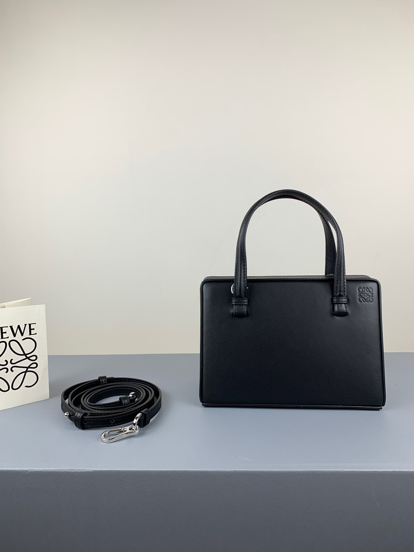 L0ew* postal small bag black 309.56.w85 17 x 13.5 x 8.5 cm