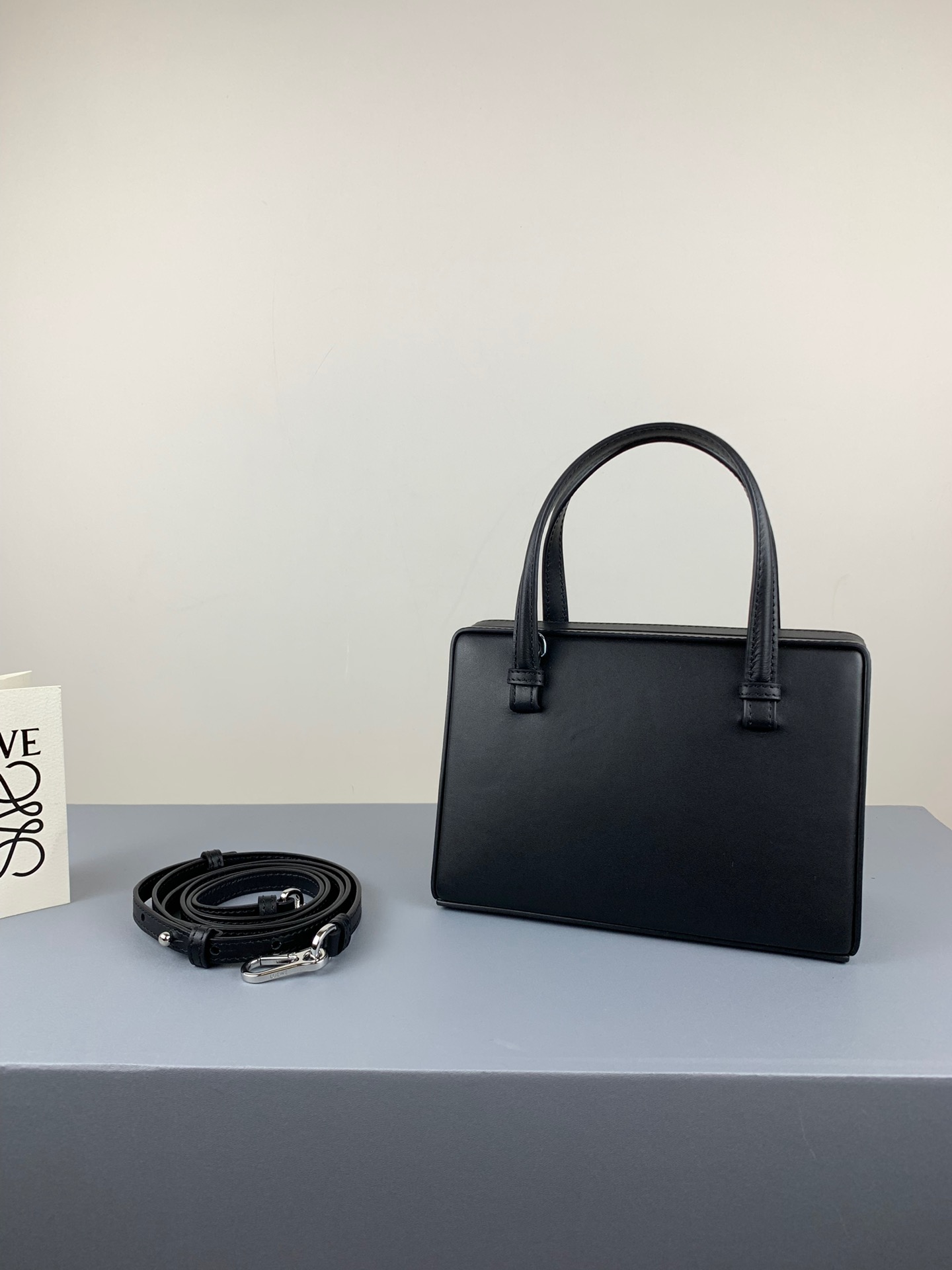 L0ew* postal small bag black 309.56.w85 17 x 13.5 x 8.5 cm