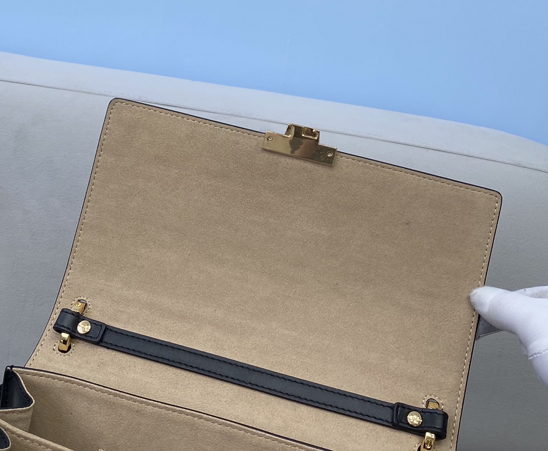 F**di kan u black leather bag 8bt315a5tyf13wb 26cm