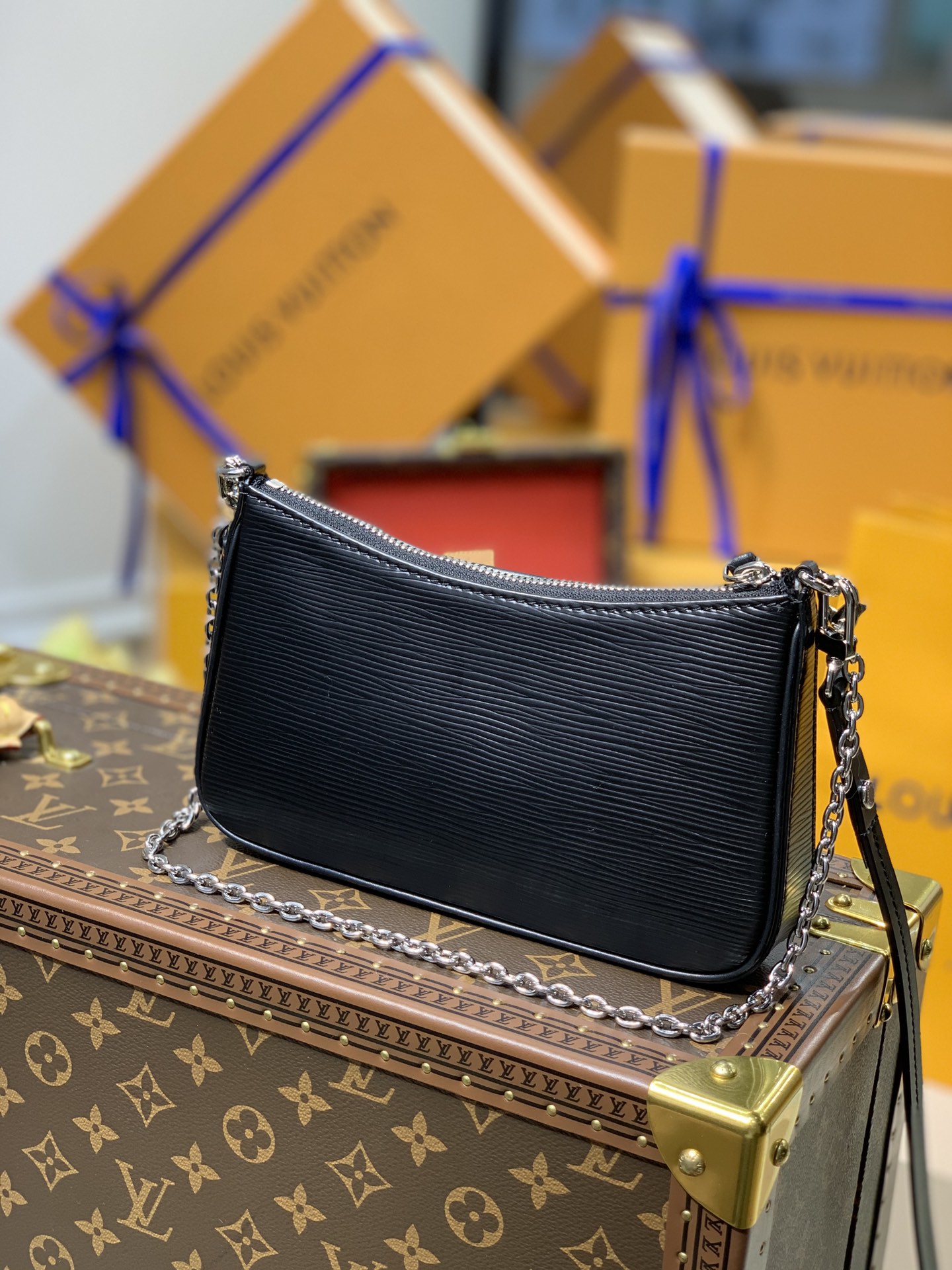 l0vis Vvtt0n easy pouch on strap black m80471 19 x 11.5 x 3 cm