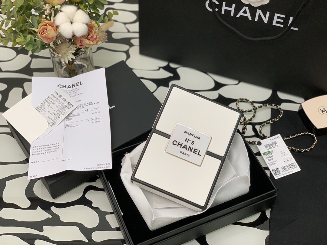 Ch**el no.5 box evening bag lambskin & gold-tone metal white & black as2473 18 × 13 × 5 cm