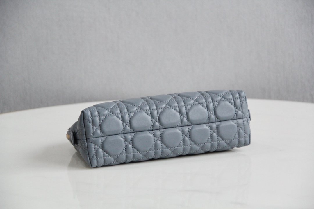 D10r caro beauty pouch blue cannage lambskin 330 23 x 15.5 x 7.5 cm