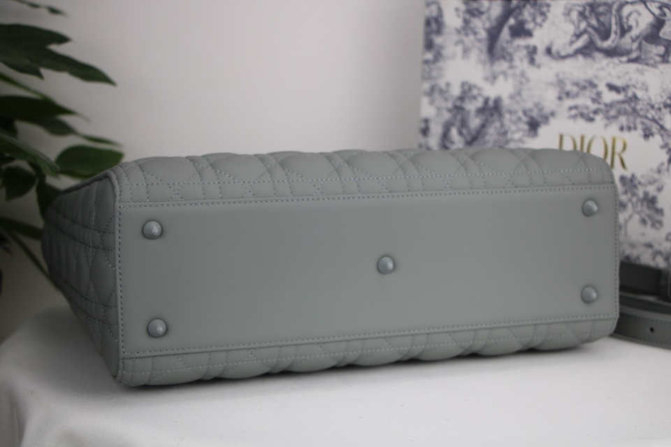 D10r large lady D10r bag gray ultramatte cannage calfskin m0566iloi_m41g 32 x 25 x 11 cm