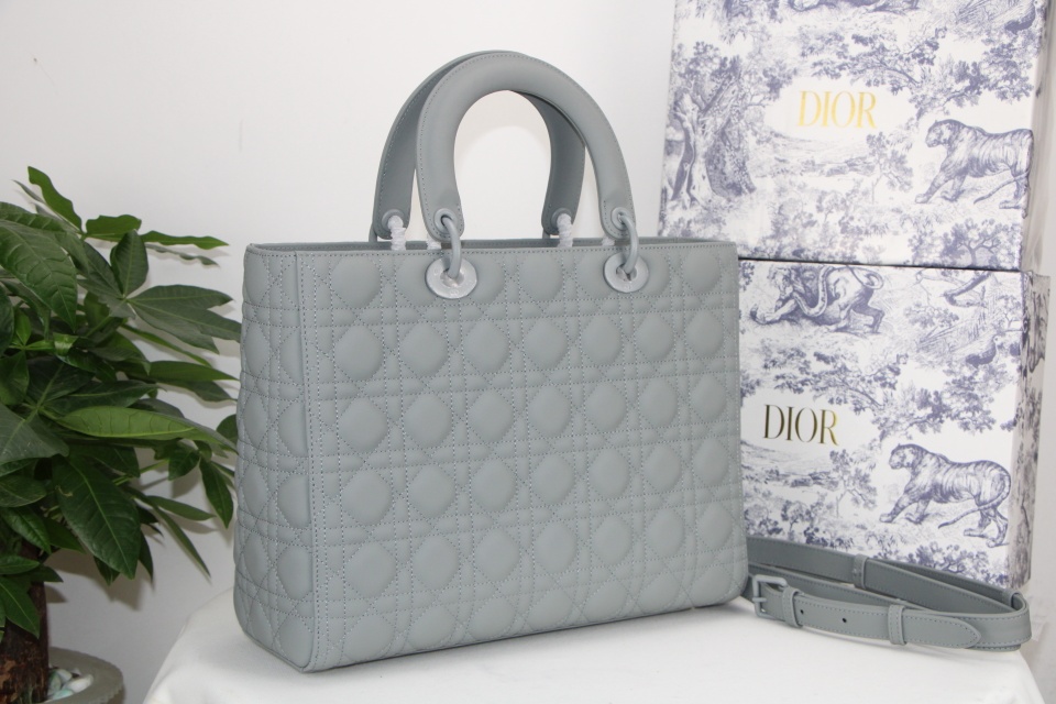 D10r large lady D10r bag gray ultramatte cannage calfskin m0566iloi_m41g 32 x 25 x 11 cm