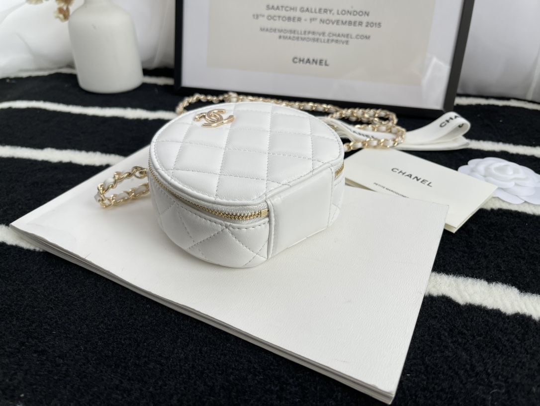 Ch**el biscuit round bag white 12 cm
