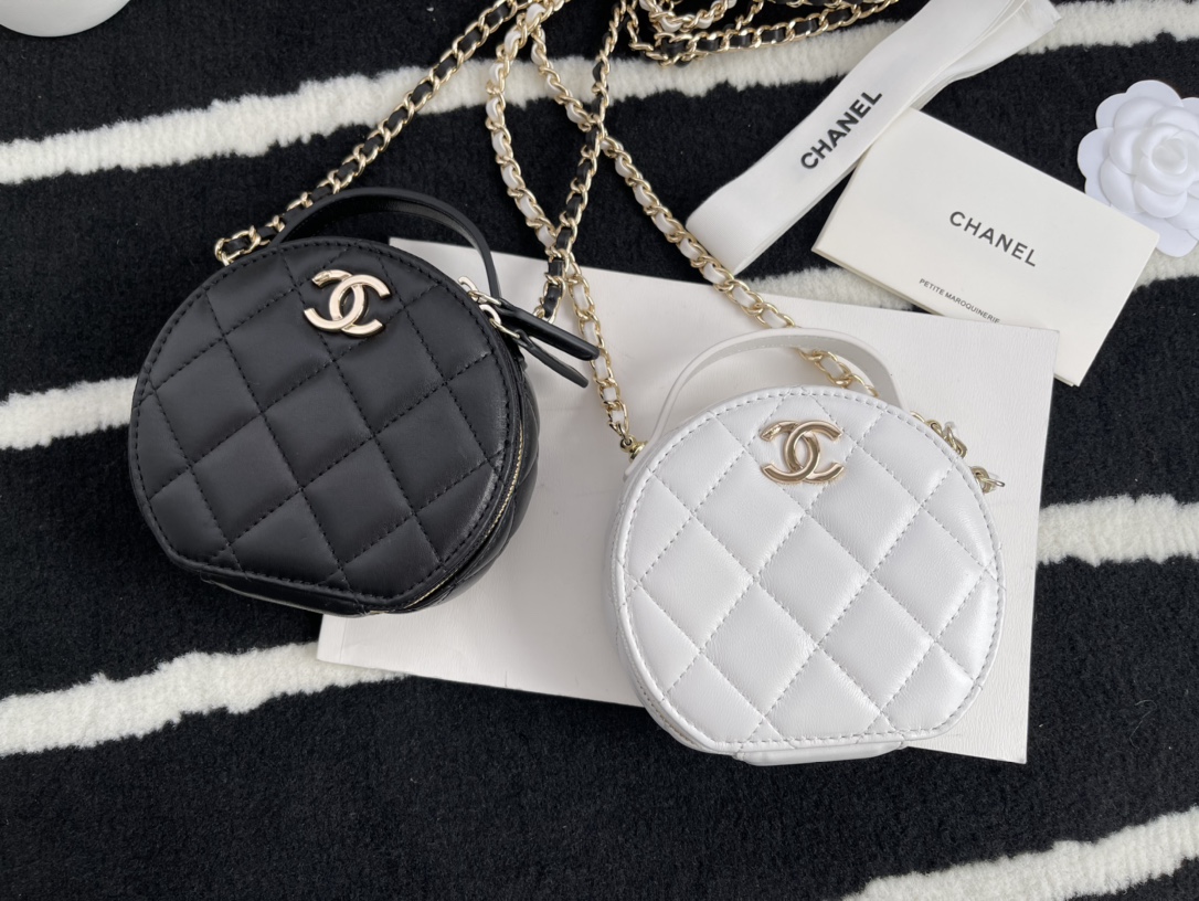 Ch**el biscuit round bag black 12 cm