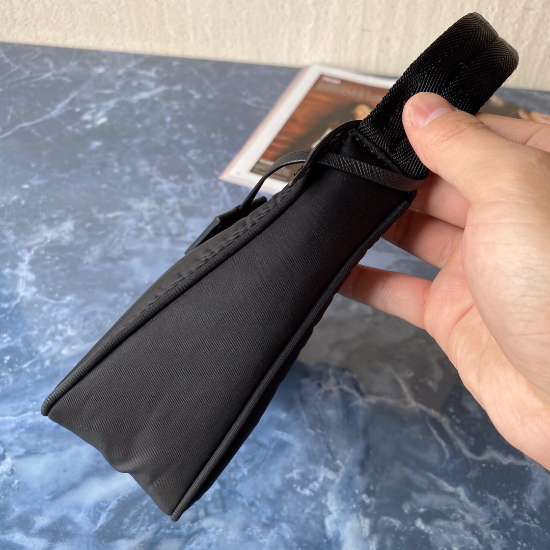 Pra*a re-nylon re-edition 2000 mini-bag black 1ne515 23cm