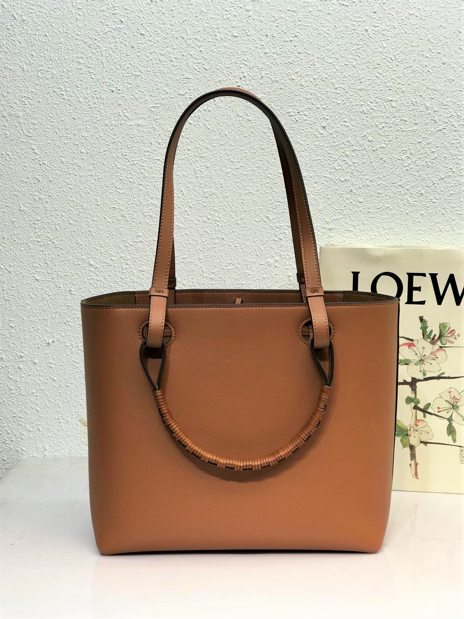 L0ew* anagram tote in classic calfskin tan a657t23x02 30cm