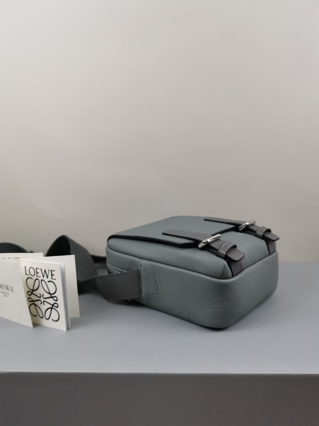 L0ew* xs military crossbody in soft grained calfskin anthracite b553p59x01 22 x 14 x 9 cm