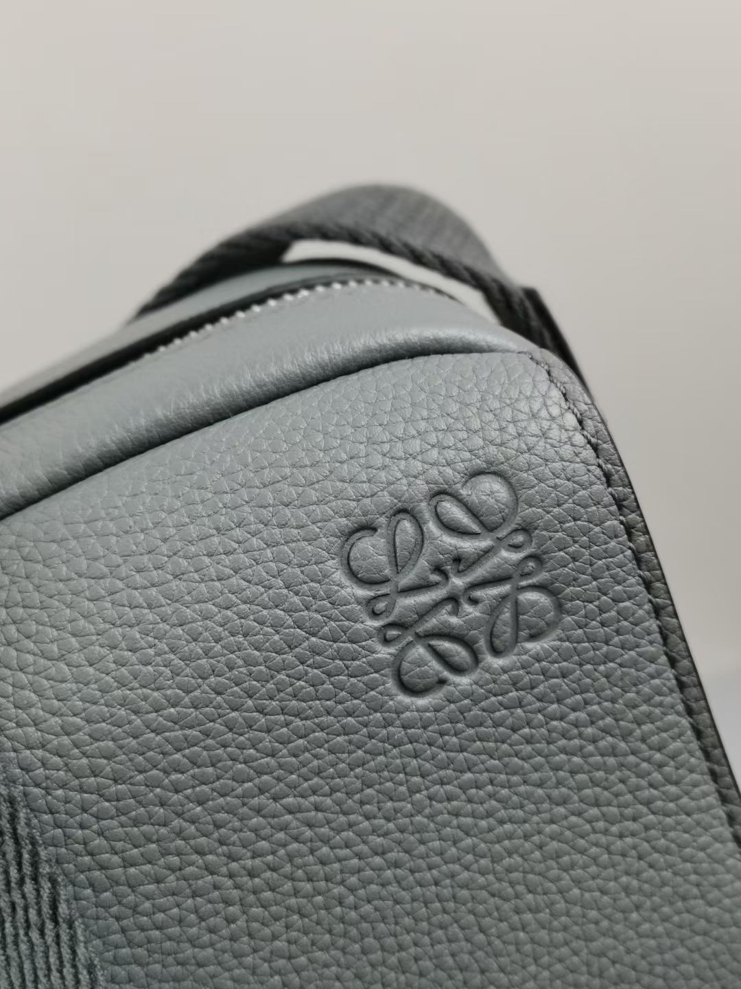 L0ew* xs military crossbody in soft grained calfskin anthracite b553p59x01 22 x 14 x 9 cm