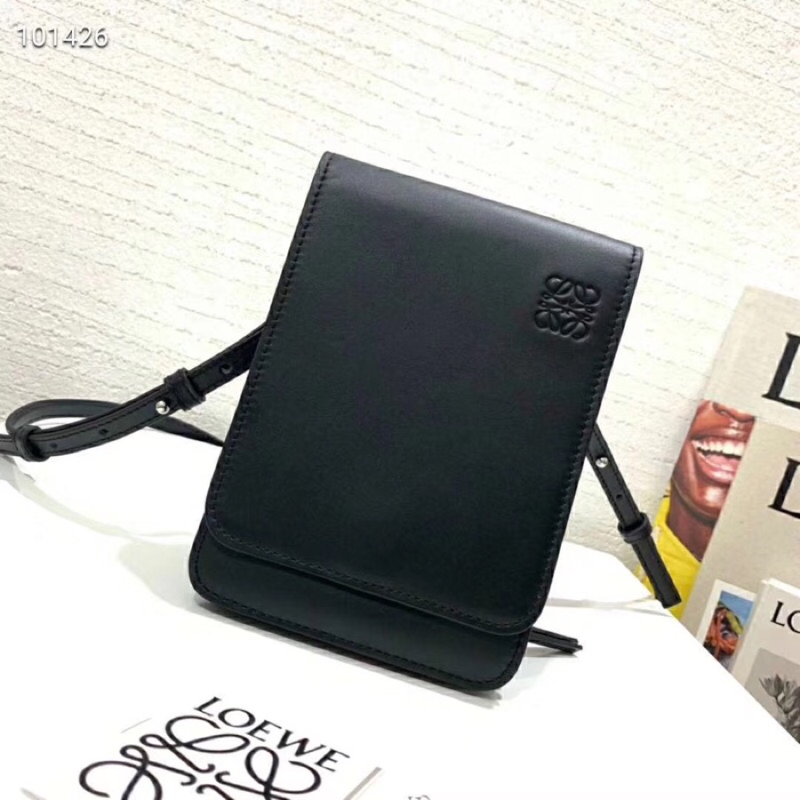 L0ew* flat gusset crossbody bag in smooth calfskin black 335.54.z33 13 x 3 x 18 cm