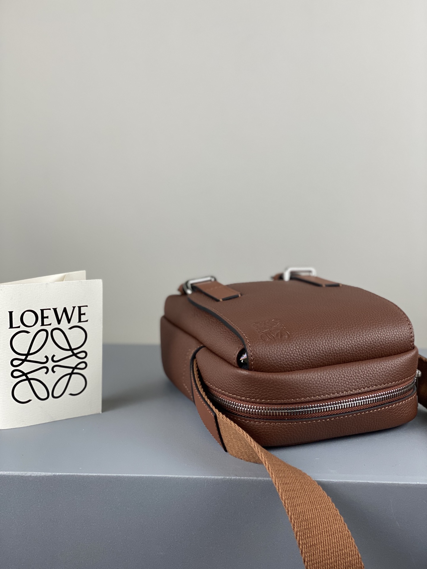 L0ew* xs military crossbody in soft grained calfskin cognac b553p59x01 22 x 14 x 9 cm