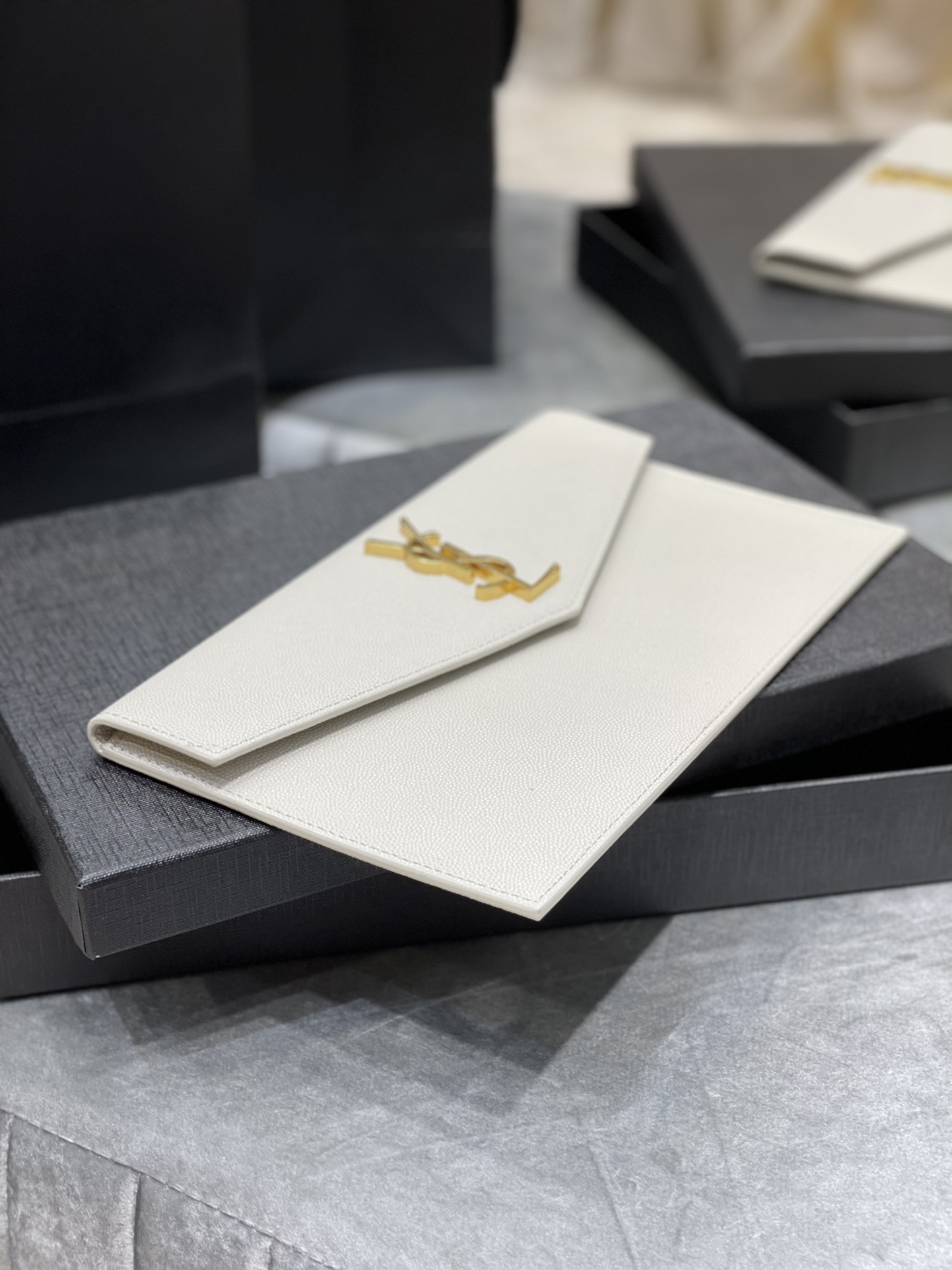 Y51 uptown pouch in grain de poudre embossed leather blanc vintage 5657391 27 × 16 × 2 cm