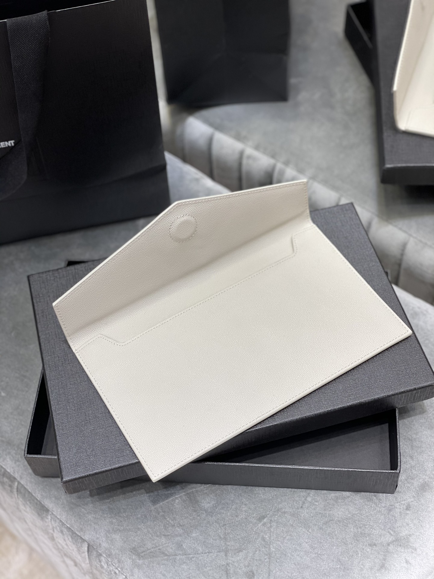 Y51 uptown pouch in grain de poudre embossed leather blanc vintage 5657391 27 × 16 × 2 cm