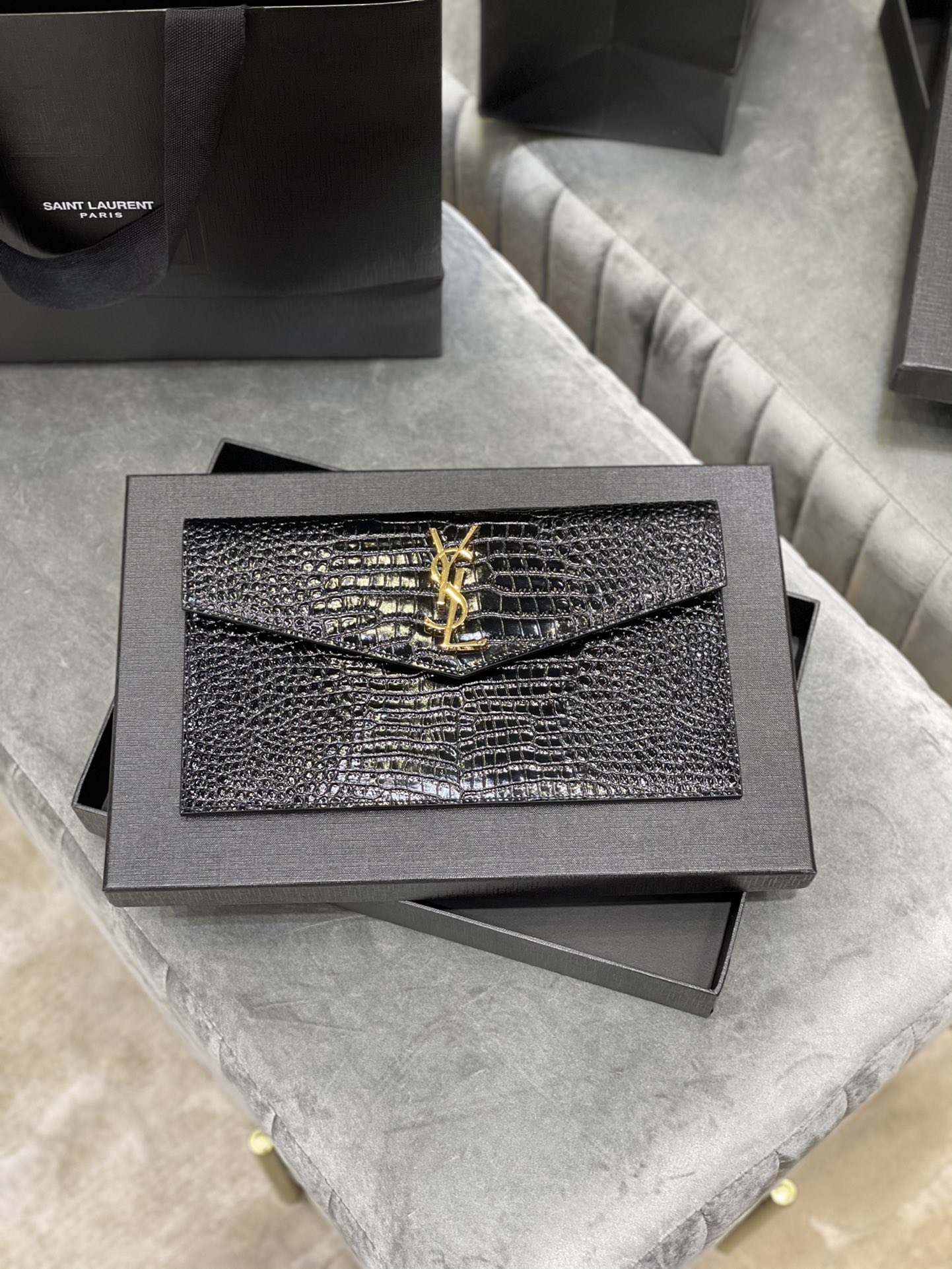 Y51 uptown pouch in crocodile embossed shiny leather black 565739 27 × 16 × 2 cm