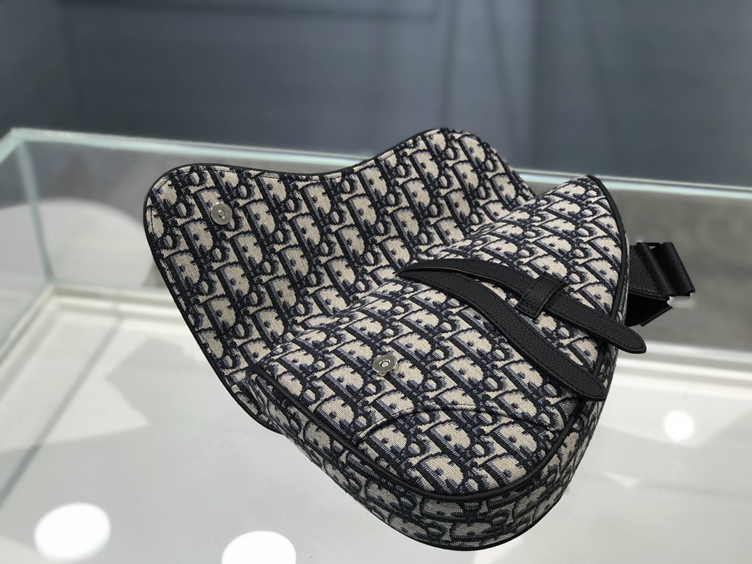 D10r saddle bag beige and black D10r oblique jacquard 1adpo093yky 20 x 28.5 x 5 cm