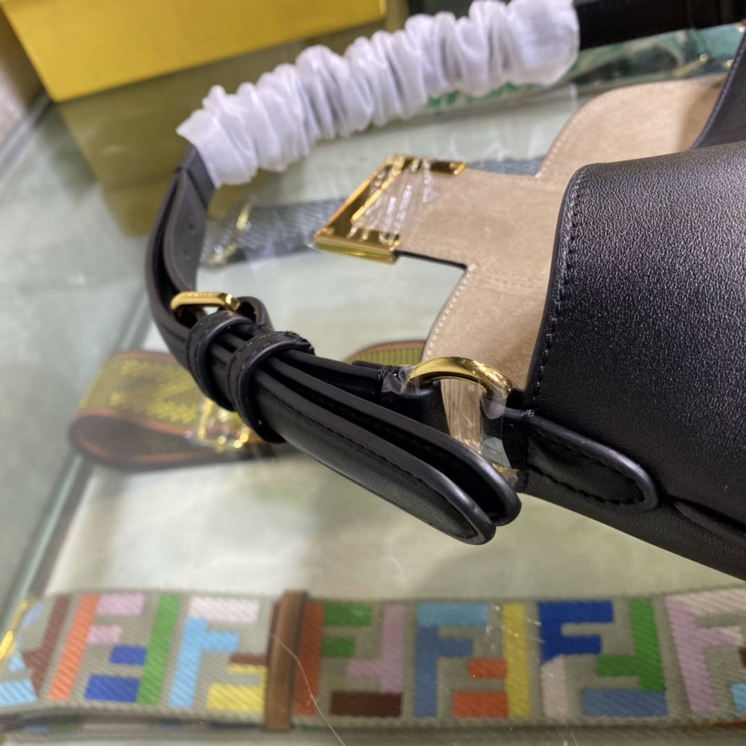 F**di small croissant black leather bag 8br790af 29 x 22 x 13 cm