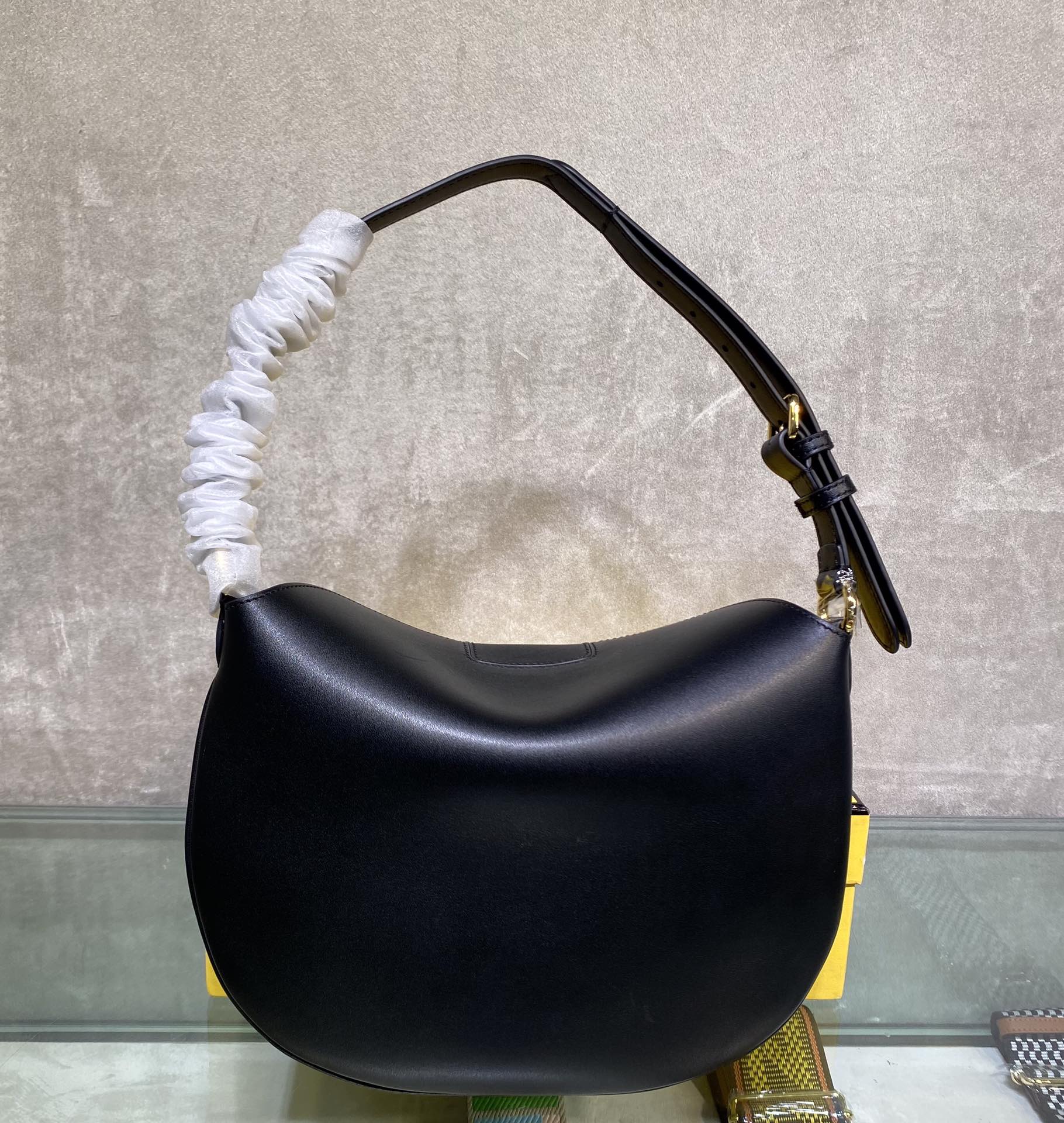 F**di small croissant black leather bag 8br790af 29 x 22 x 13 cm