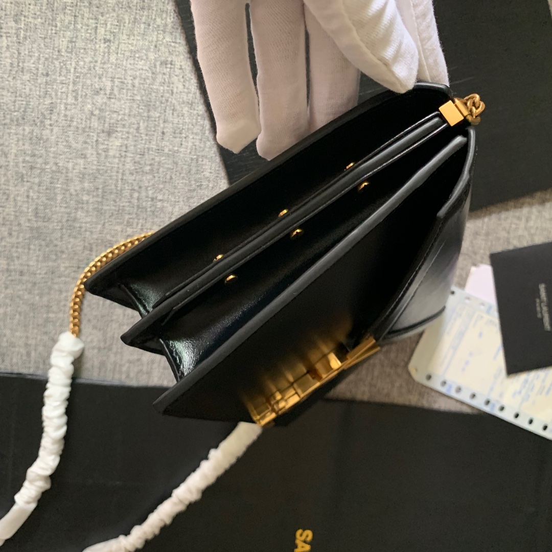 Y51 cassandra monogram clasp bag in grain de poudre embossed leather black 532750 22 x 16.5 x 5.5 cm