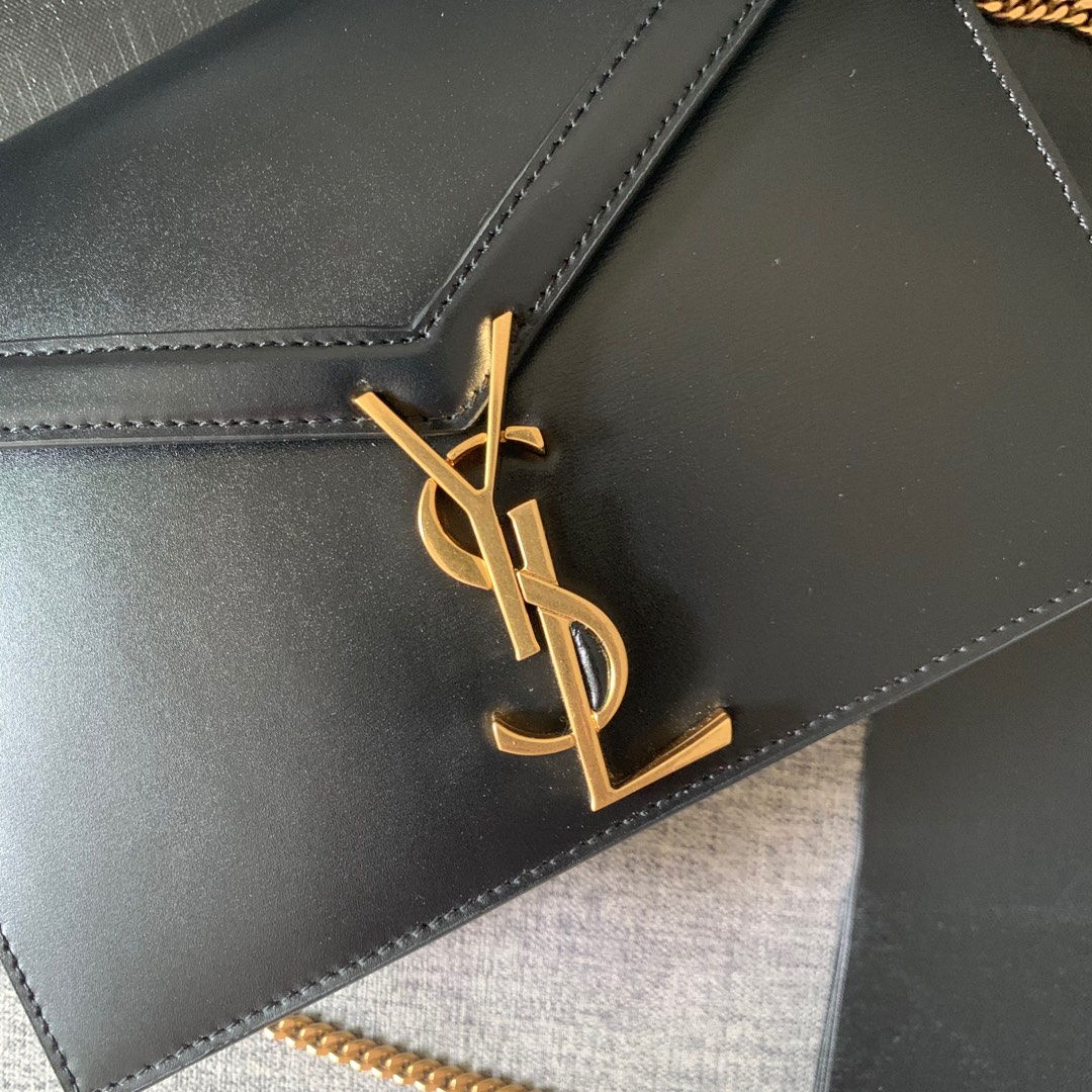 Y51 cassandra monogram clasp bag in grain de poudre embossed leather black 532750 22 x 16.5 x 5.5 cm