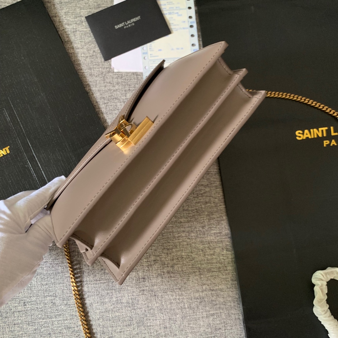 Y51 cassandra monogram clasp bag in grain de poudre embossed leather dark beige 532750 22 x 16.5 x 5.5 cm