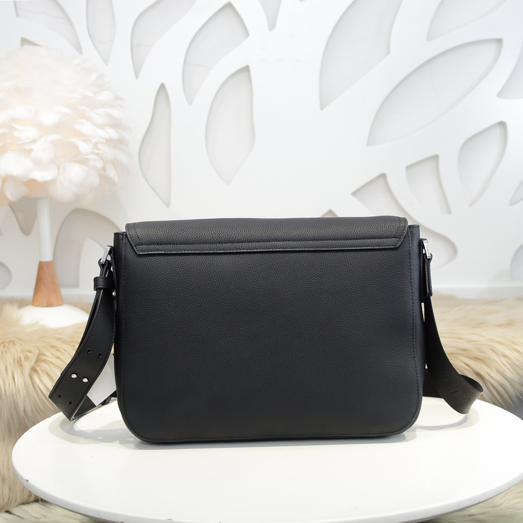 D10r saddle messenger bag black grained calfskin 1adme133ymj 35 x 24 x 6 cm