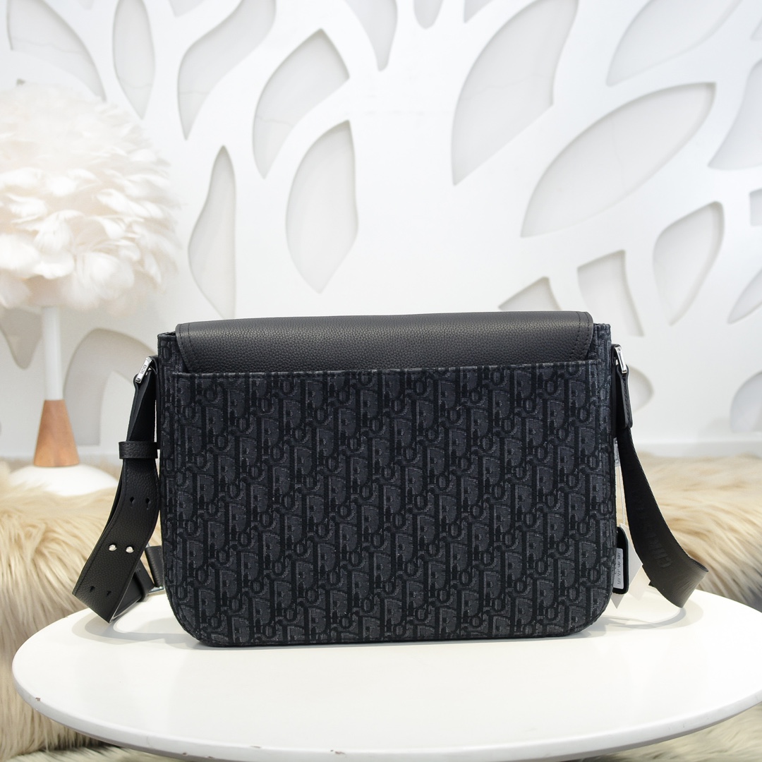 D10r saddle messenger bag black oblique leather 1adme133ymj 35 x 24 x 6 cm